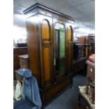 A GOOD QUALITY, CIRCA 1920?S JACOBEAN STYLE CARVED OAK MIRROR DOOR WARDROBE