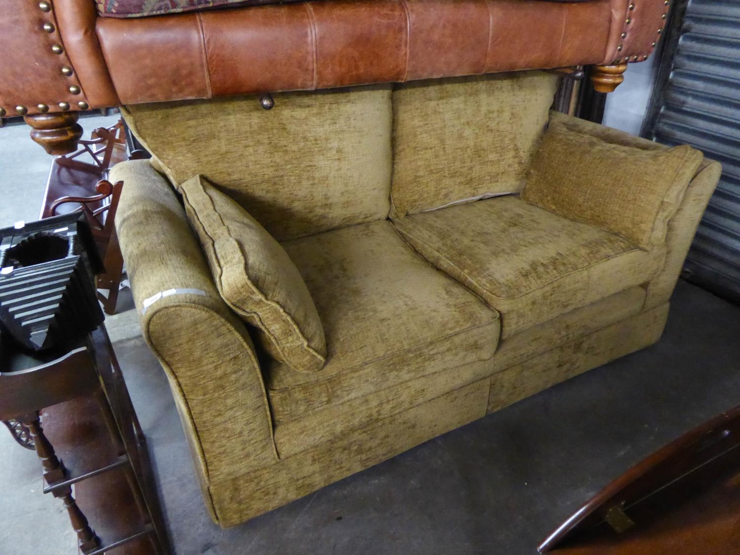 A LARGE TWO SEATER SETTEE UPHOLSTERED IN GOLD FABRIC, HAVING LOOSE CUSHIONS