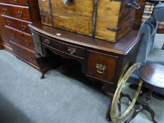 AN EARLY 20TH CENTURY GEORGIAN STYLE MAHOGANY BOW FRONTED DESK, WITH THREE DRAWERS, ON CABRIOLE