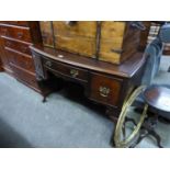 AN EARLY 20TH CENTURY GEORGIAN STYLE MAHOGANY BOW FRONTED DESK, WITH THREE DRAWERS, ON CABRIOLE