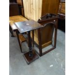 AN EARLY 20TH CENTURY DARK STAINED WOOD TORCHÈRE WITH SQUARE TOP AND BASE, BALUSTER TURNED COLUMN