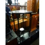 AN EARLY 20TH CENTURY DARK STAINED WOOD OCCASIONAL TABLE, WITH SHAPED OCTAGONAL TOP ON FOUR TURNED