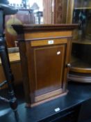 A SMALL LATE 19TH/EARLY 20TH CENTURY OAK HANGING CORNER CUPBOARD, WITH CABLE PATTERN INLAY TO THE