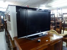 PANASONIC VIERA 31" FLAT SCREEN TV ON STAND