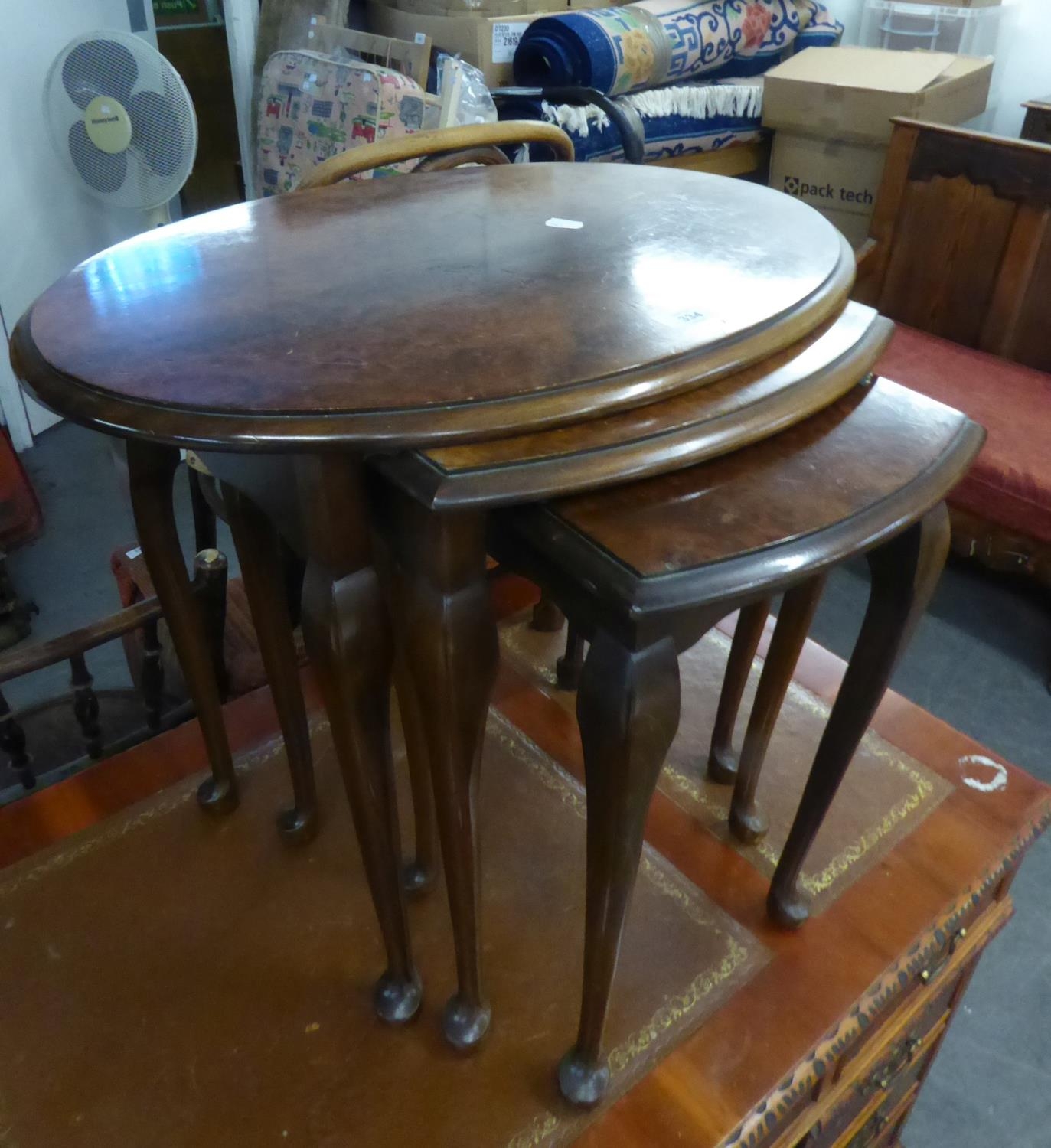 A NEST OF THREE BURR WALNUTWOOD OVAL COFFEE TABLES, ON CABRIOLE LEGS