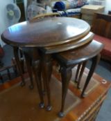 A NEST OF THREE BURR WALNUTWOOD OVAL COFFEE TABLES, ON CABRIOLE LEGS