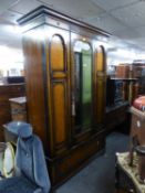 A GOOD QUALITY, CIRCA 1920?S JACOBEAN STYLE CARVED OAK MIRROR DOOR WARDROBE