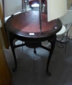 A CAST IRON CIRCULAR PUB TABLE WITH THREE CABRIOLE LEGS, WOODEN TOP