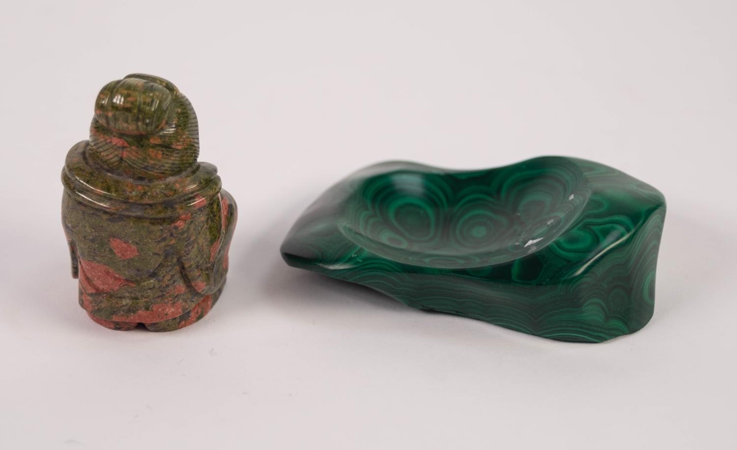 A MALACHITE IRREGULAR SHAPED ASHTRAY, 4" LONG AND A GREEN AND RED SPECKLE, CARVED HARDSTONE SEATED - Image 2 of 2