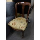 VICTORIAN MAHOGANY SPOON BACKED SINGLE CHAIR, WITH PIERCED SPLAT, STUFFED OVER SEAT, ON TURNED