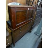 AN EARLY 20TH CENTURY MAHOGANY DRESSING CHEST WITH THREE GRADUATED LONG DRAWERS AND FRAMELESS