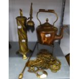 AN ANTIQUE COPPER CIRCULAR KETTLE, ON A PIERCED BRASS TRIVET AND A BRASS SPIRALLY FLUTED FIRESIDE