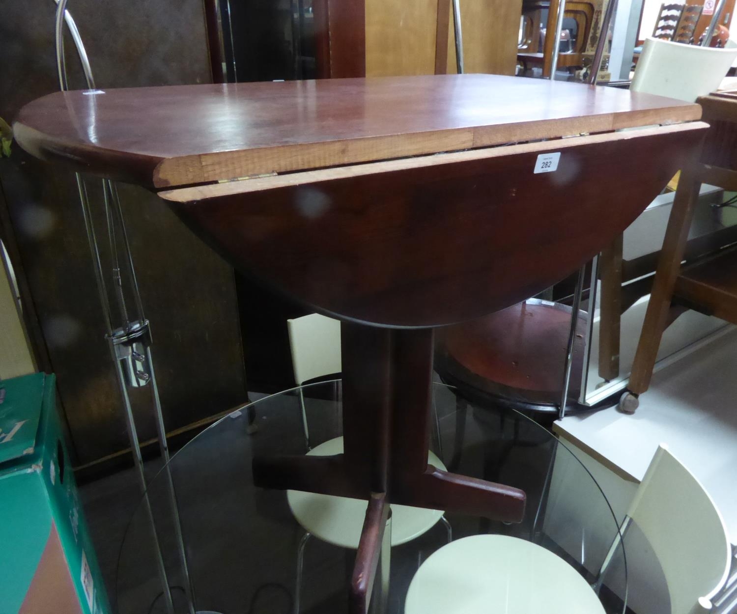 A CIRCULAR FALL LEAF PEDESTAL DINING TABLE, ON SALTIRE BASE