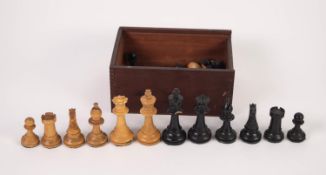 EARLY TWENTIETH CENTURY BOXWOOD AND EBONY STAUNTON PATTERN CHESS SET, with weighted bases, the green