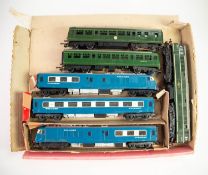 TRIANG ROVEX 'OO' GAUGE DIESEL LOCOMOTIVE D5572 Model No. R357 in green BR livery, a BLUE PULLMAN