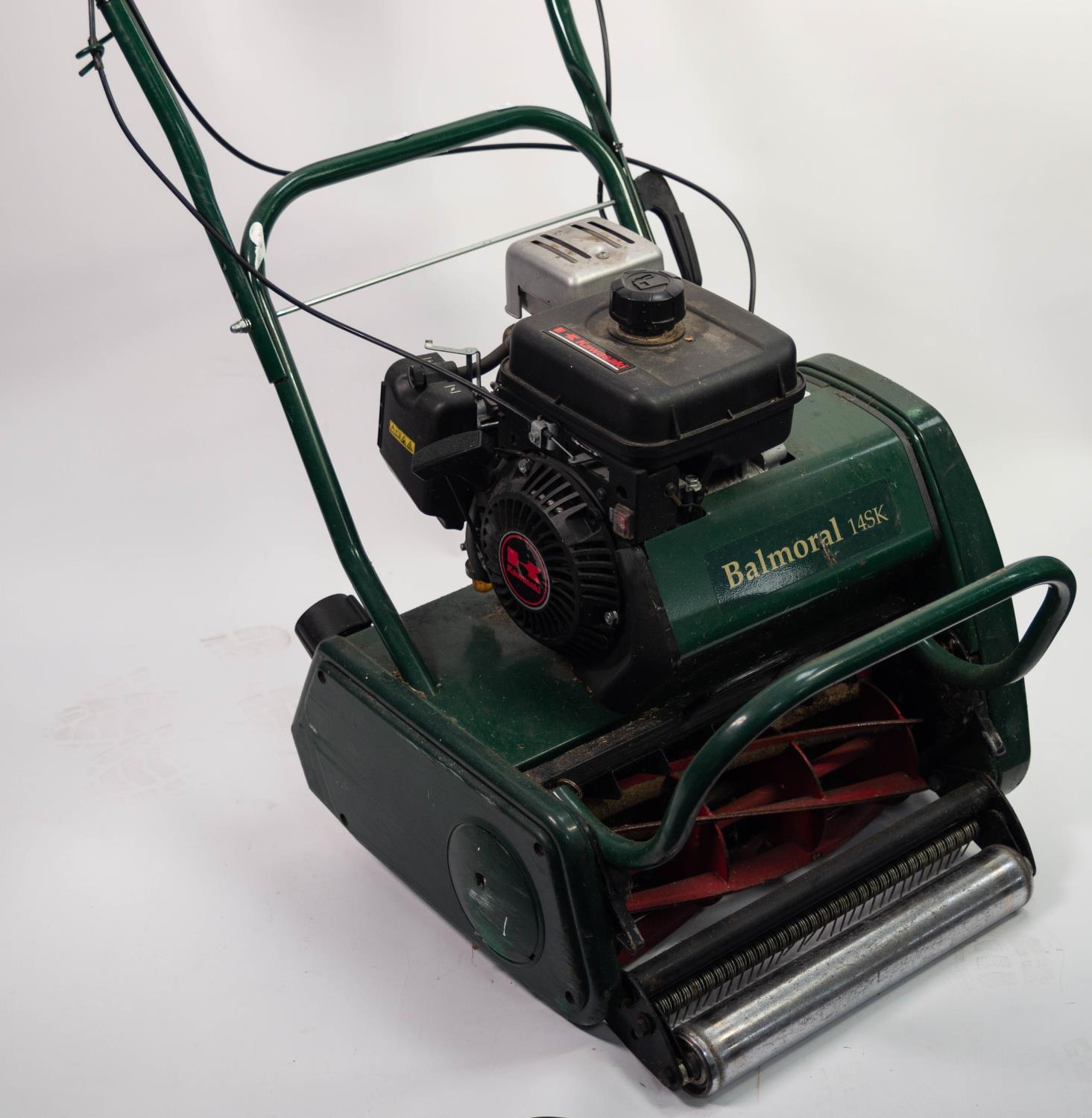 ATCO BALMORAL, 14SK PETROL DRIVEN CYLINDER MOWER, in well kept condition with PLASTIC GRASS BOX, and - Bild 2 aus 3