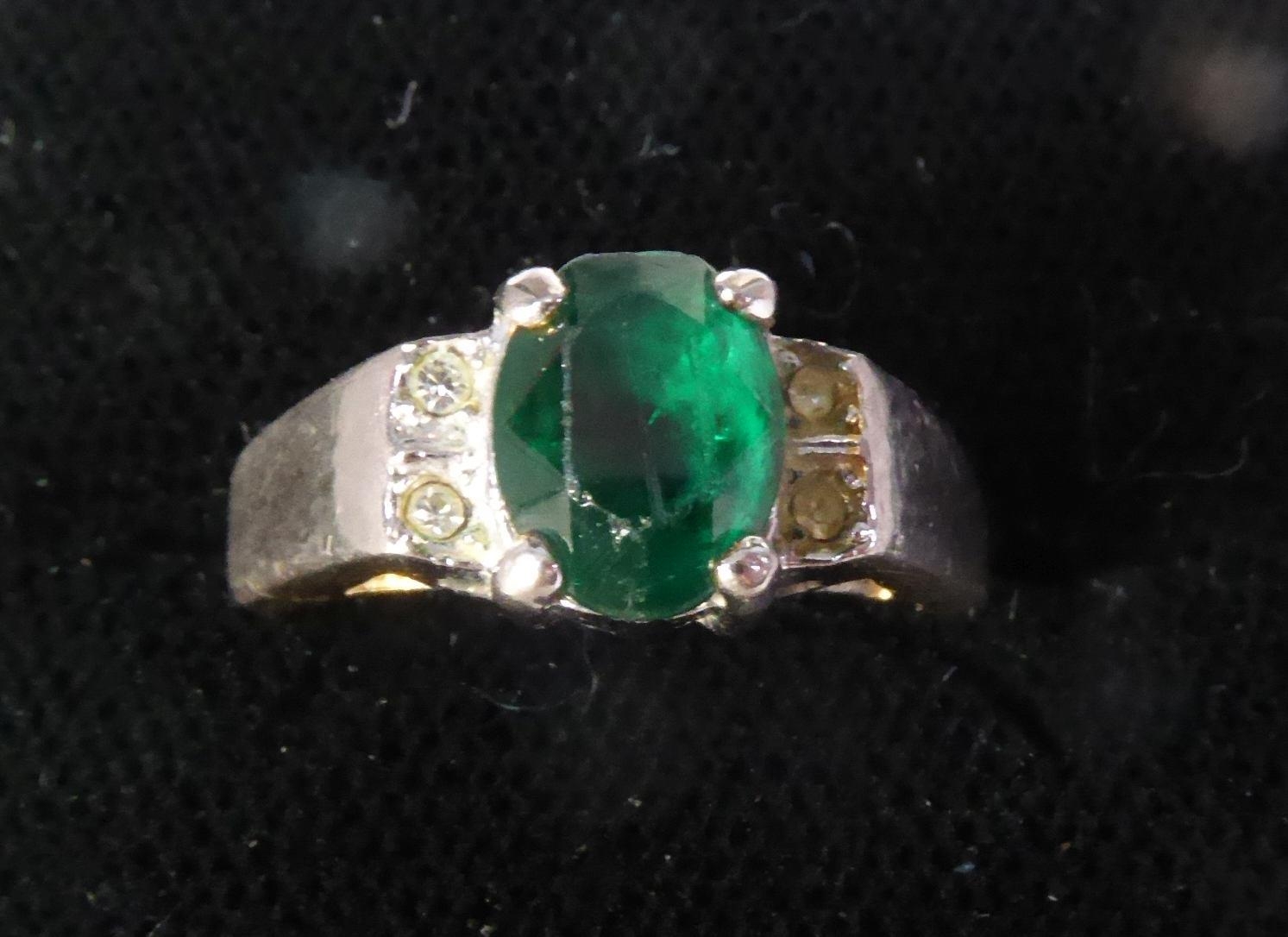 COCKTAIL RING set with green and white stones and another RING (2) - Image 2 of 2