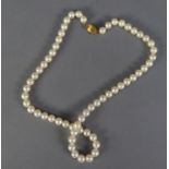 SINGLE STRAND NECKLACE OF UNIFORM CULTURED PEARLS, 17in (43.1cm) long with 9ct gold fluted ovular