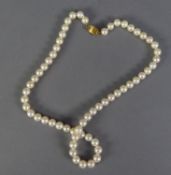 SINGLE STRAND NECKLACE OF UNIFORM CULTURED PEARLS, 17in (43.1cm) long with 9ct gold fluted ovular