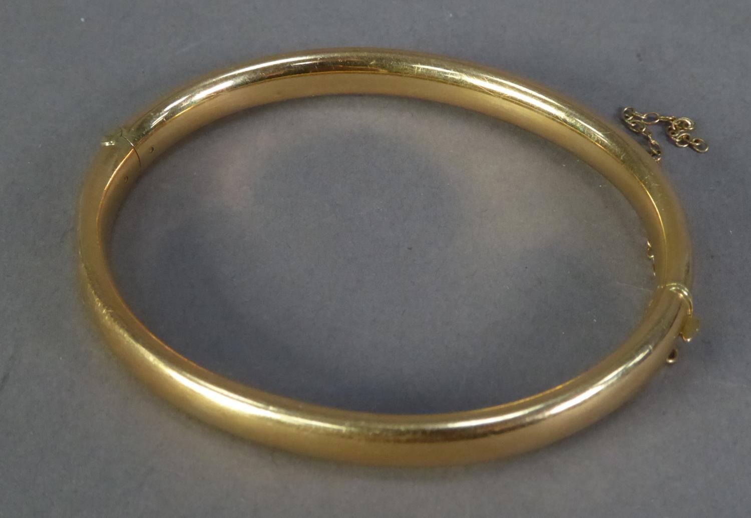 9ct GOLD HINGE OPENING HOLLOW BANGLE, 11.7gms) (condition - some dents)