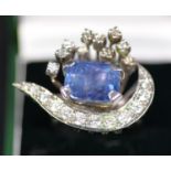 WHITE GOLD COLOURED METAL (unmarked) DIAMOND AND SAPPHIRE COCKTAIL RING set with a centre emerald