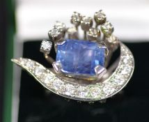 WHITE GOLD COLOURED METAL (unmarked) DIAMOND AND SAPPHIRE COCKTAIL RING set with a centre emerald