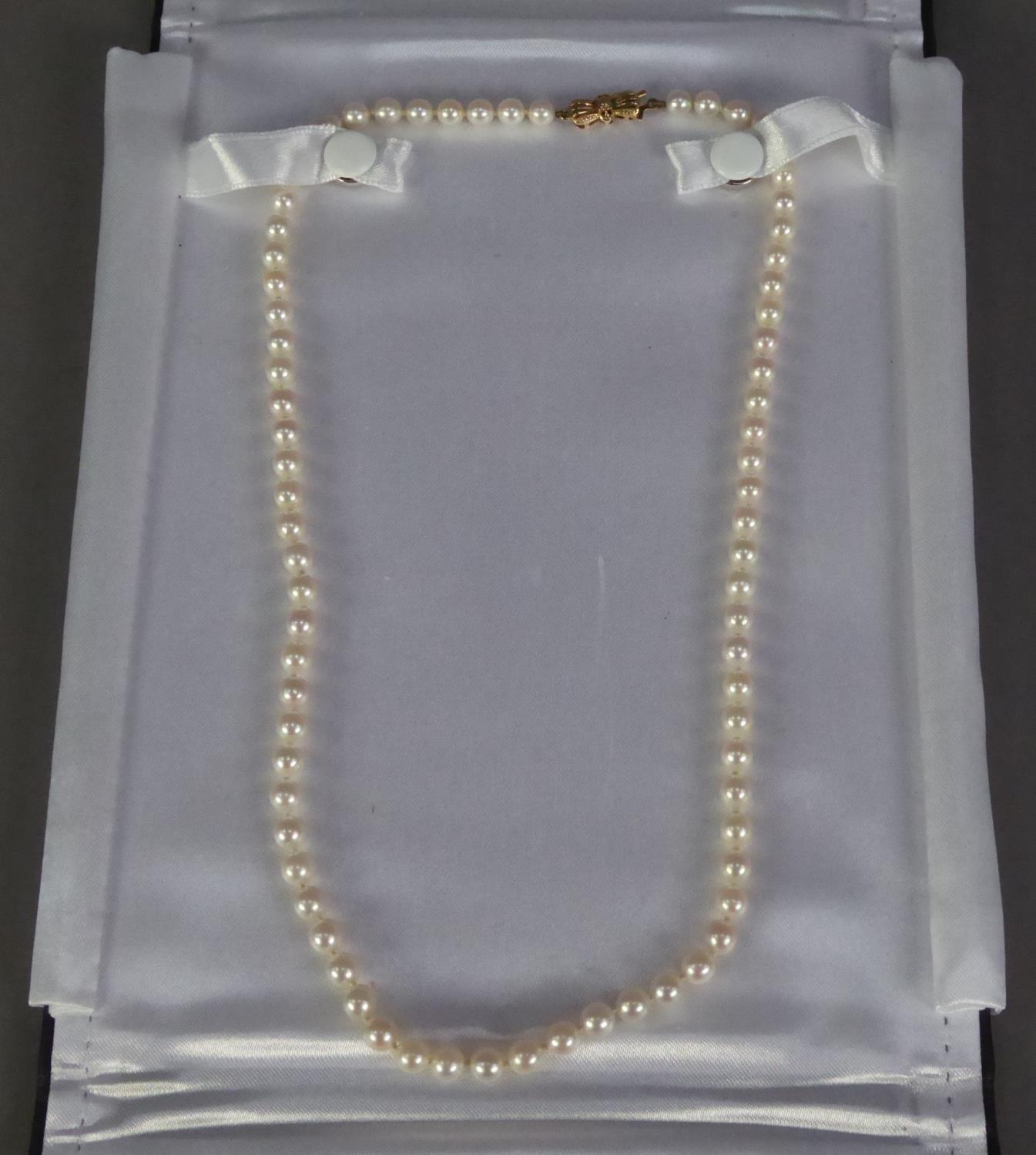 MODERN SINGLE STRAND CULTURED PEARL NECKLACE with 9ct gold clasp