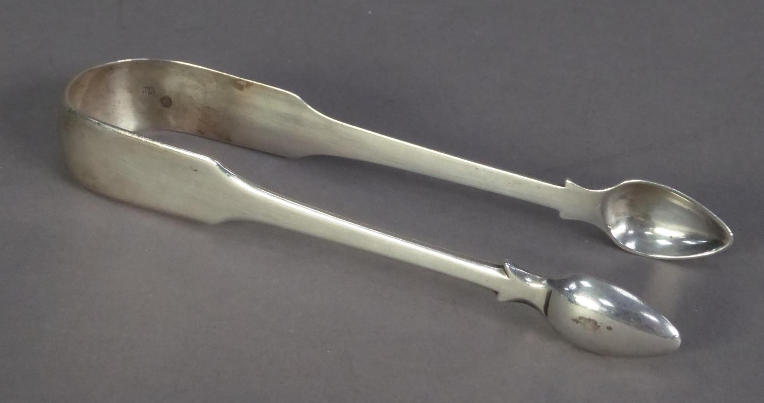 GEORGE III PAIR OF FIDDLE PATTERN SILVER SUGAR TONGS, no assay mark but probably London 1804, 1.4oz - Image 2 of 3