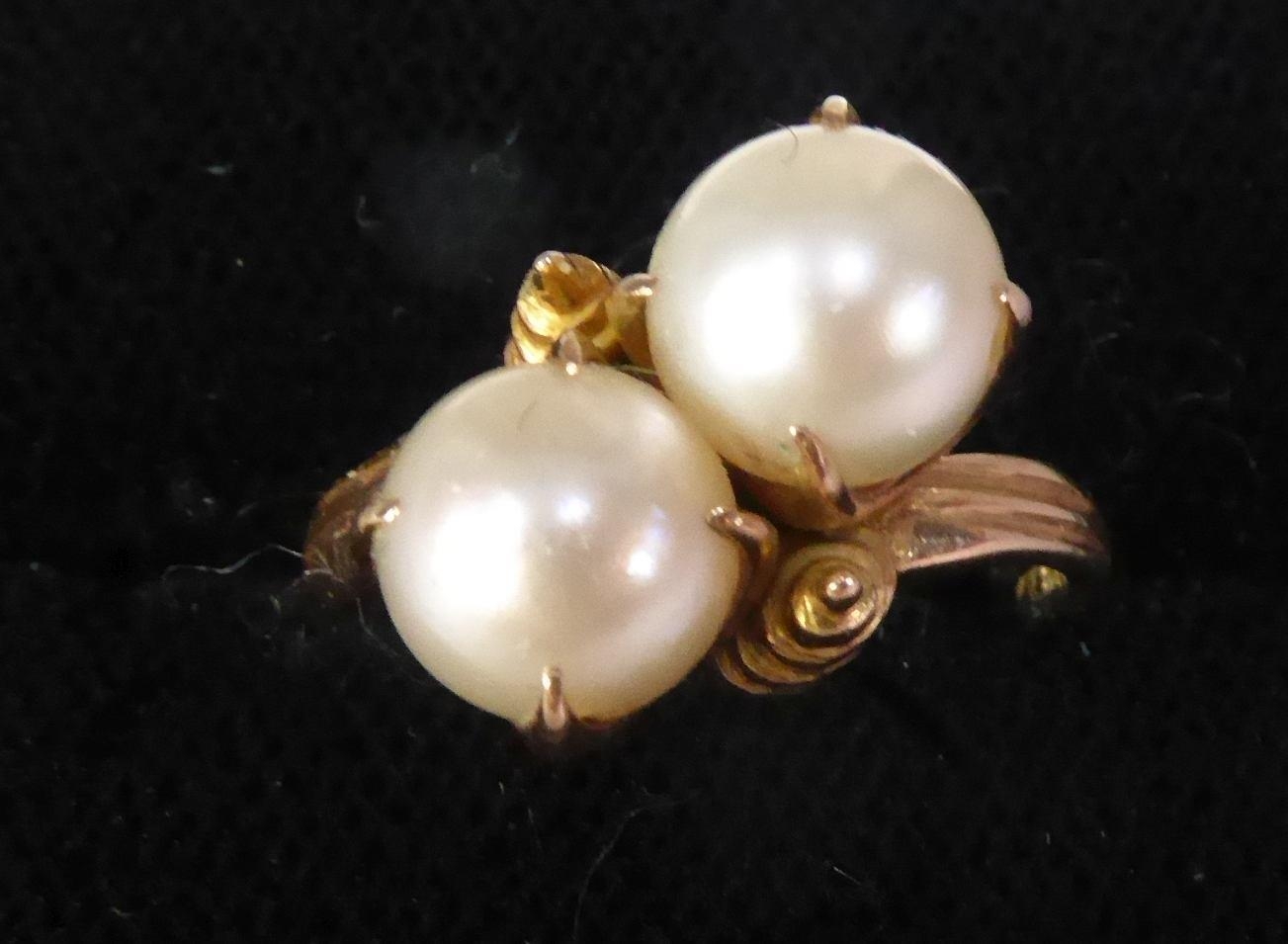 18ct GOLD CROSSOVER RING with two pearls in four claw settings, flanked by two 'cerith' conical