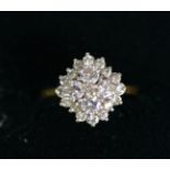 18ct GOLD AND DIAMOND THREE TIER CLUSTER RING, with small centre diamond surround of four larger