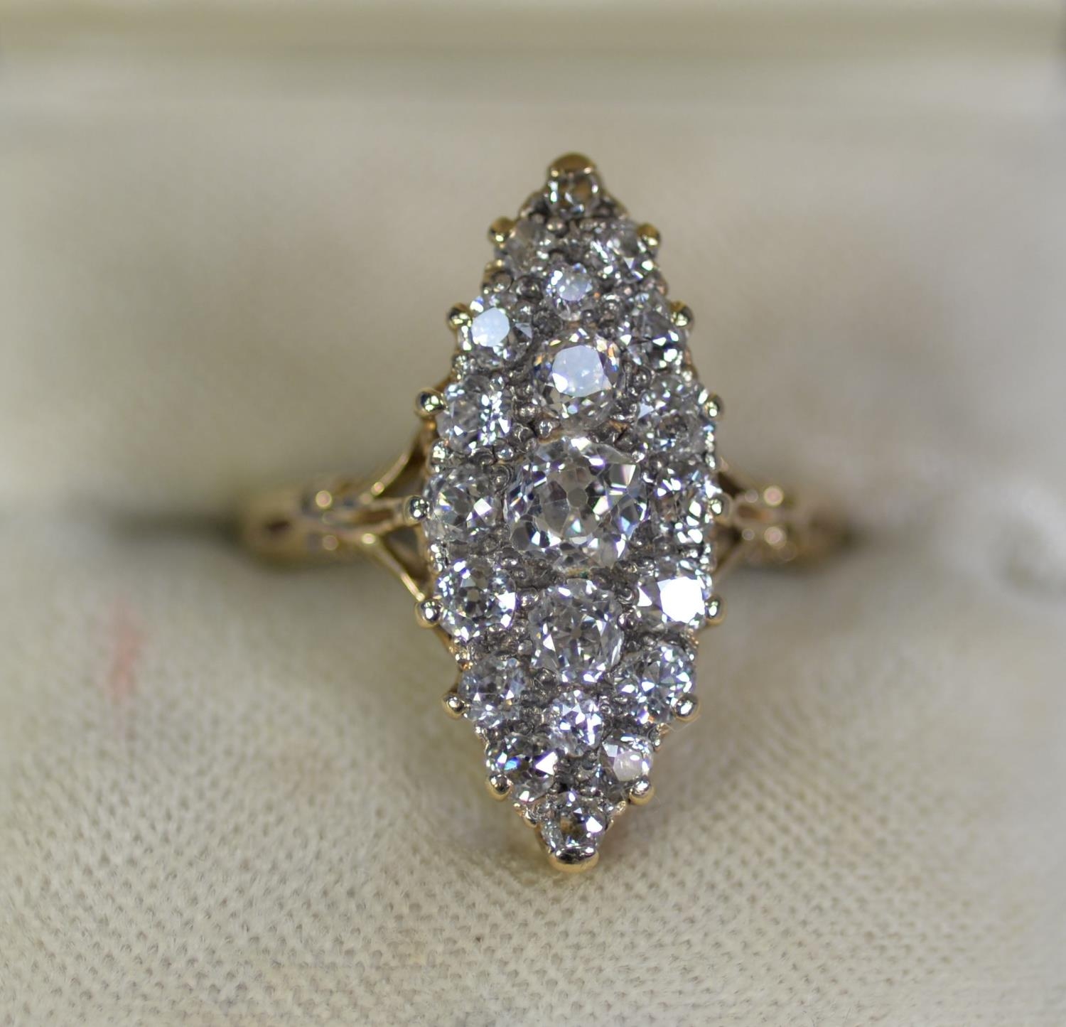 EARLY 20th CENTURY 18ct GOLD RING elliptically set with twenty one graduated old-cut diamonds, 4.