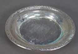 AMERICAN STERLING SILVER DISH WITH STAR CUT GLASS BASE and pierced border, 6 ½? (16.5cm) diameter