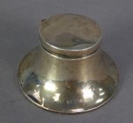 GEORGE V SILVER CAPSTAN INKWELL, of typical form with clear glass liner, 1 ¼? (3.2cm) high,