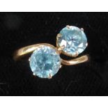 18ct GOLD CROSSOVER RING set wiht two pale blue topaz, 2.5 gms, ring size I