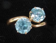 18ct GOLD CROSSOVER RING set wiht two pale blue topaz, 2.5 gms, ring size I