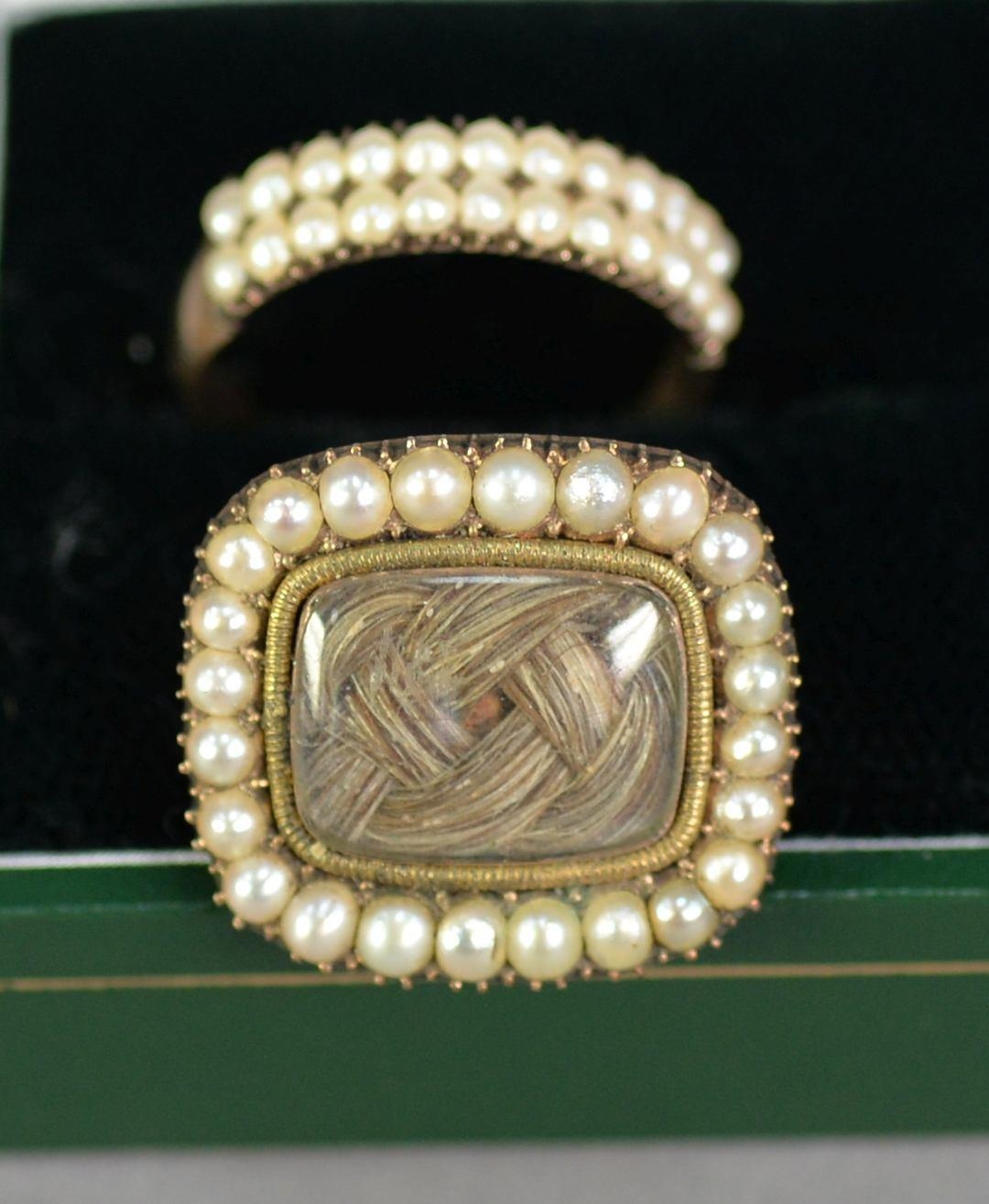 GEORGE III GOLD SMALL OBLONG MOURNING BROOCH, with glazed hair locket and surround of seed pearls,