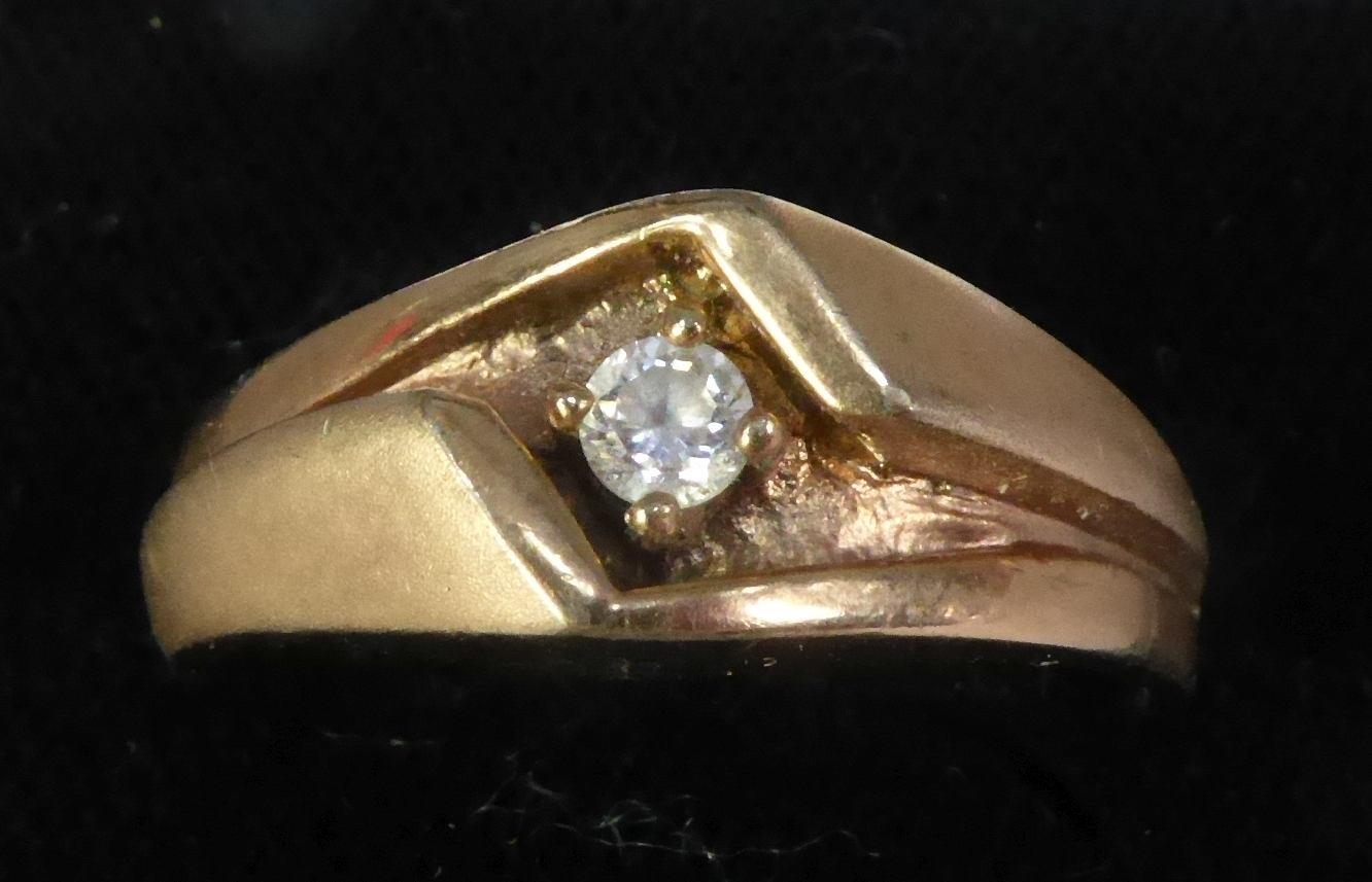 GENT'S 18ct GOLD RING, the top set with a round, brilliant cut diamond, approximately .15ct, 5.7