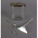 GEORGE V SILVER CHILD?S PUSHER, London 1913, together with a SILVER CONDIMENT SPOON, HORS D?OUVRES
