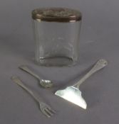 GEORGE V SILVER CHILD?S PUSHER, London 1913, together with a SILVER CONDIMENT SPOON, HORS D?OUVRES