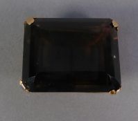 9ct GOLD BROOCH, set with a large emerald cut smokey quartz stone, 3.5cm wide, 30.7gms gross