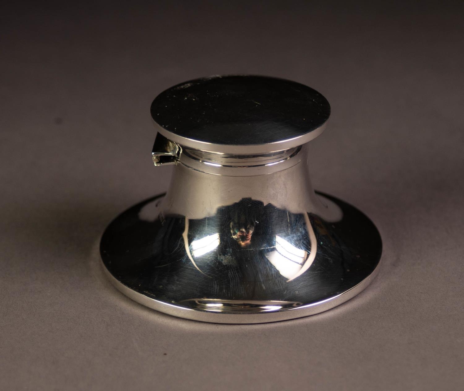 GEORGE V SILVER CAPSTAN INKWELL, of typical form with clear glass liner and slightly domed cover,