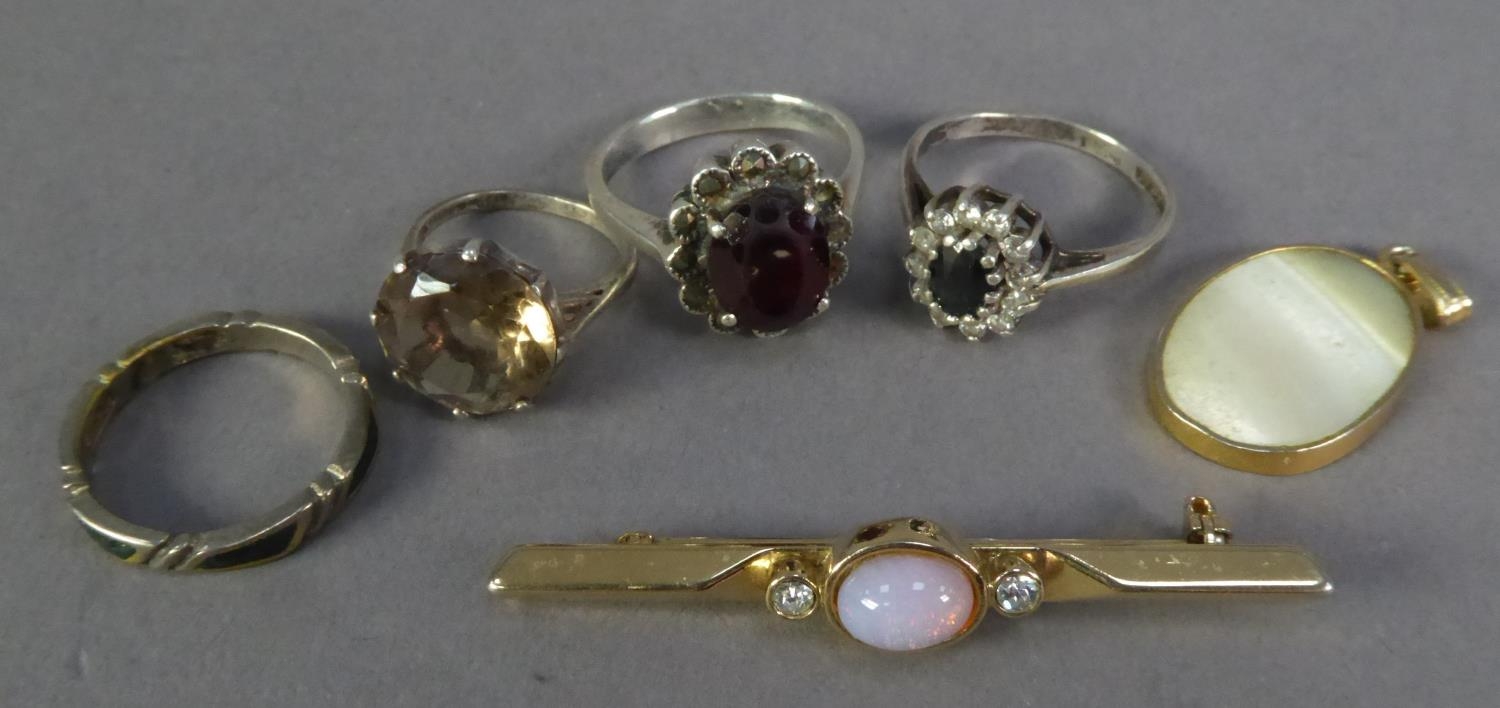 3 SILVER AND STONE SET RINGS, an enamelled metal BAND RING, a bar BROOCH and an oval PENDANT (6)