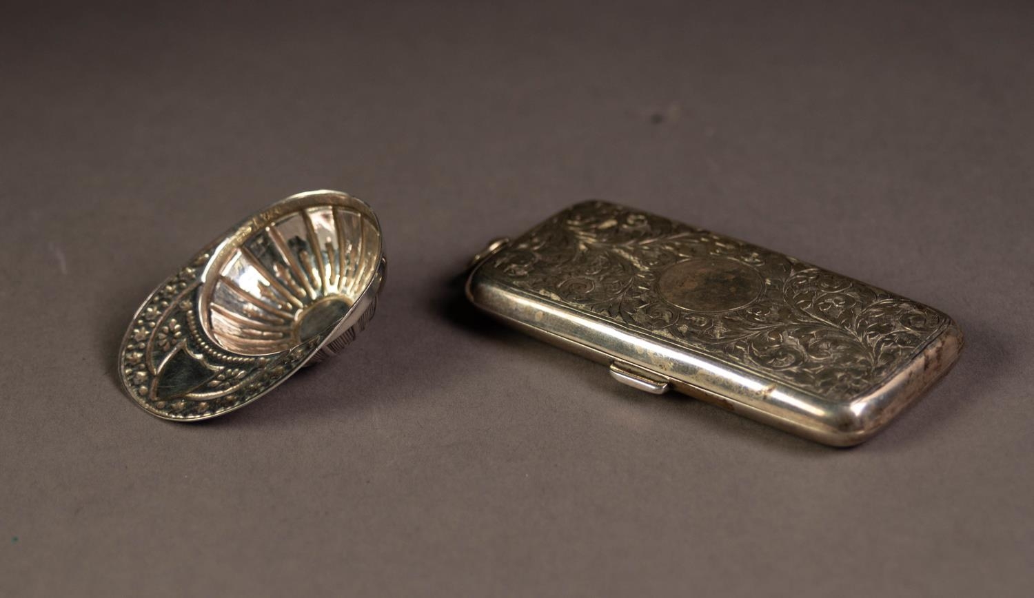 EDWARD VII LADY?S ENGRAVED SILVER CIGARETTE CASE, of rounded oblong form with gilt interior and ring