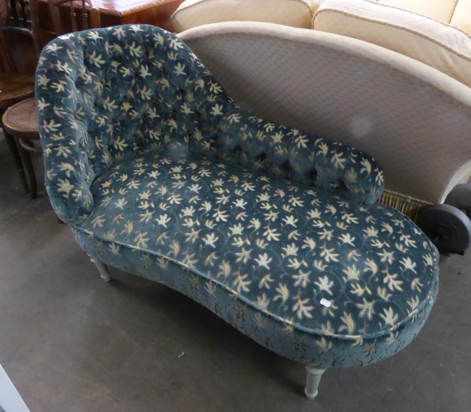 AN UPHOLSTERED CHAISE LONGUE AND A MAHOGANY BEDROOM SINGLE CHAIR (2)