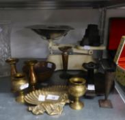 SUNDRY METAL WARE INCLUDING; FEREDAY VINTAGE KITCHEN SCALES AND WEIGHTS, CAST BRASS ASH TRAY IN