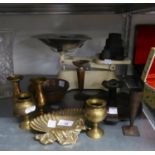 SUNDRY METAL WARE INCLUDING; FEREDAY VINTAGE KITCHEN SCALES AND WEIGHTS, CAST BRASS ASH TRAY IN