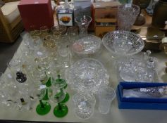 A GOOD SELECTION OF GLASSWARE TO INCLUDE; A BOHEMIA SMALL VASE, ROYAL DOULTON BOXED SET OF TWO