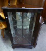 MODERN MAHOGANY GLAZED FRONT CORNER UNIT/STAND ON BRACKET FEET