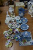 A WEDGWOOD BLUE AND WHITE TANKARD, FOUR DITTO ASHTRAYS, TRINKET BOX AND COVER, SEVEN CERAMIC POSY