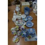 A WEDGWOOD BLUE AND WHITE TANKARD, FOUR DITTO ASHTRAYS, TRINKET BOX AND COVER, SEVEN CERAMIC POSY